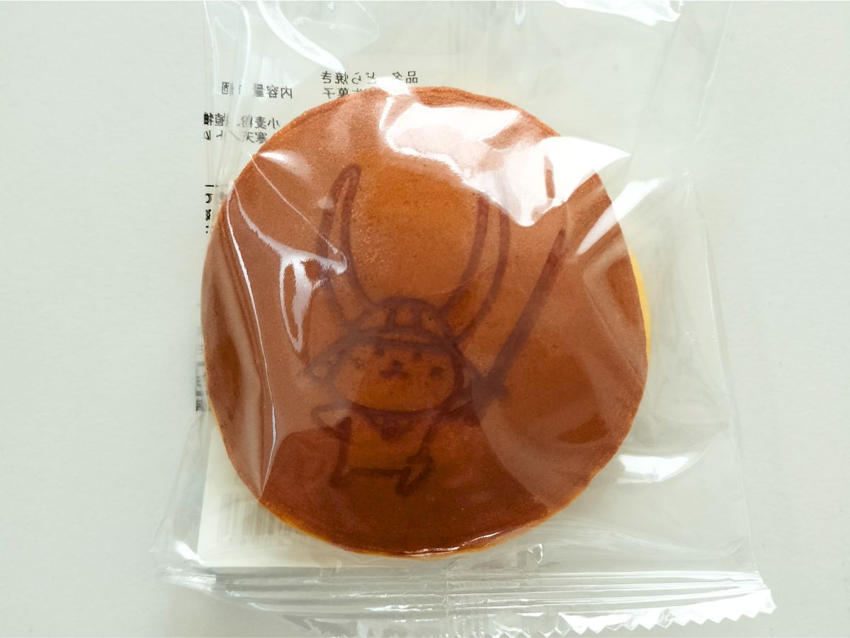 人気キャラクターひこにゃんの焼き印が入ったどら焼き。食べやすく、女性や子供におすすめの商品。